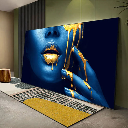 Quadro moderno con donna dalle labbra dorate, stampa elegante per arredamento di design